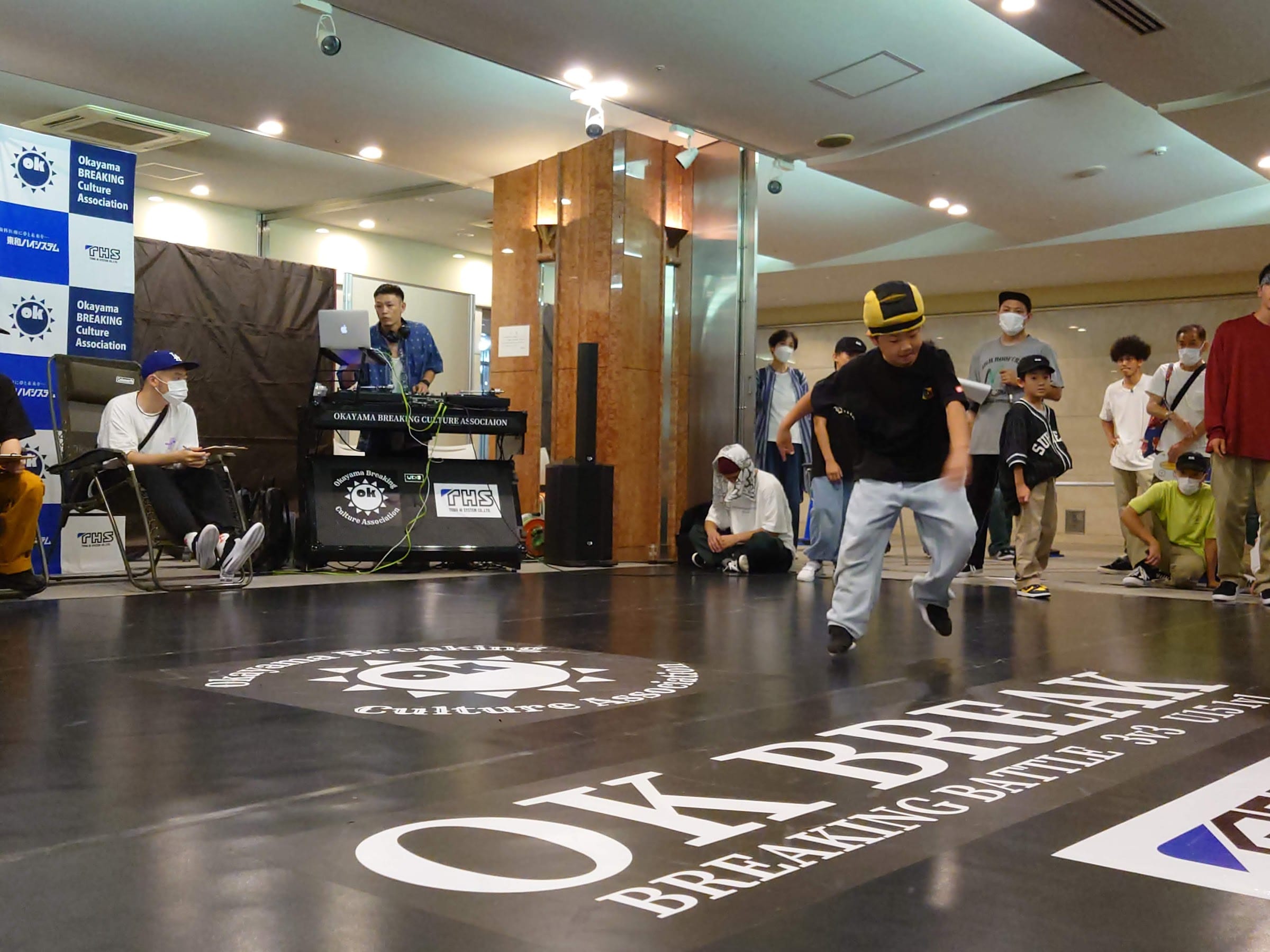 OK BREAK 床ロゴの上でフットワークに入る U15 のダンサー