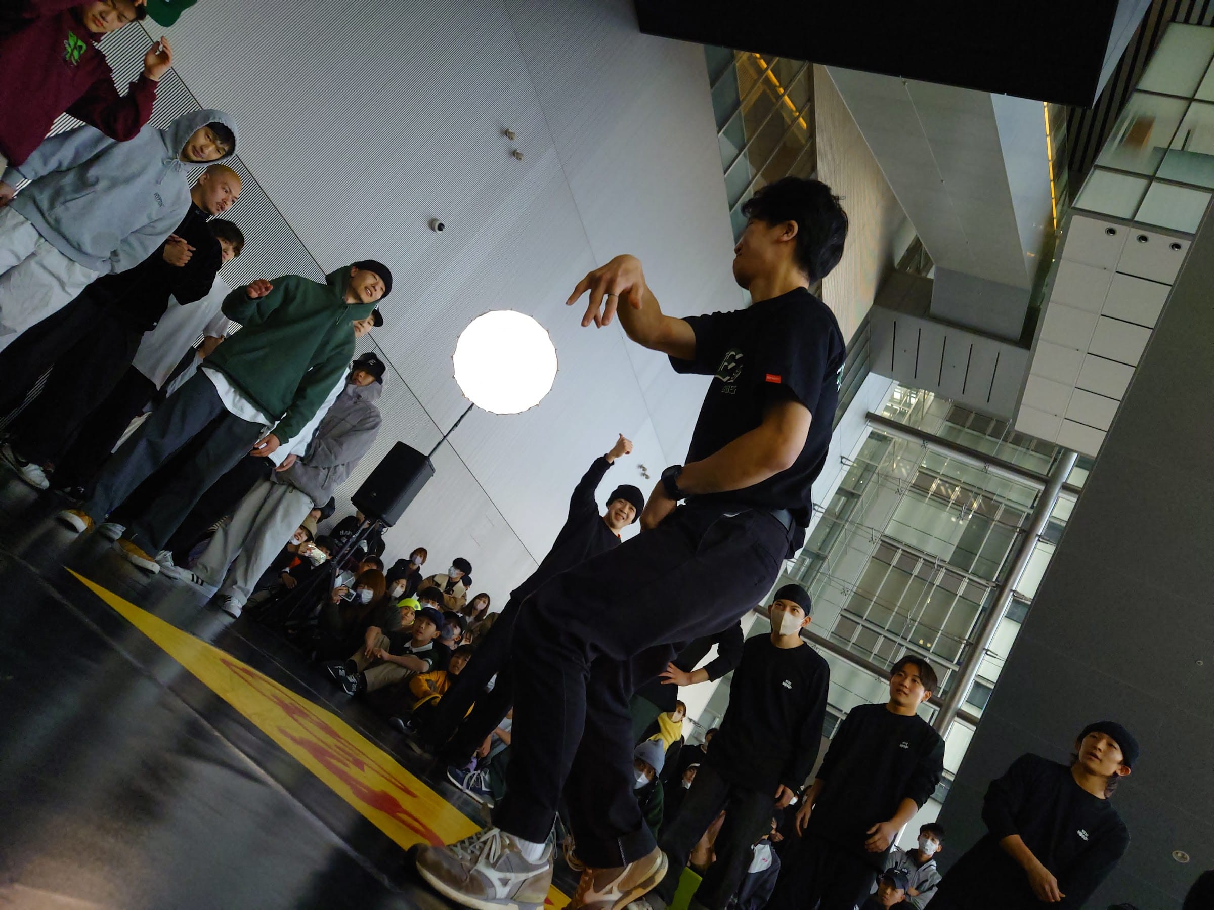 球状スタジオライトの中でジャンプするダンサー