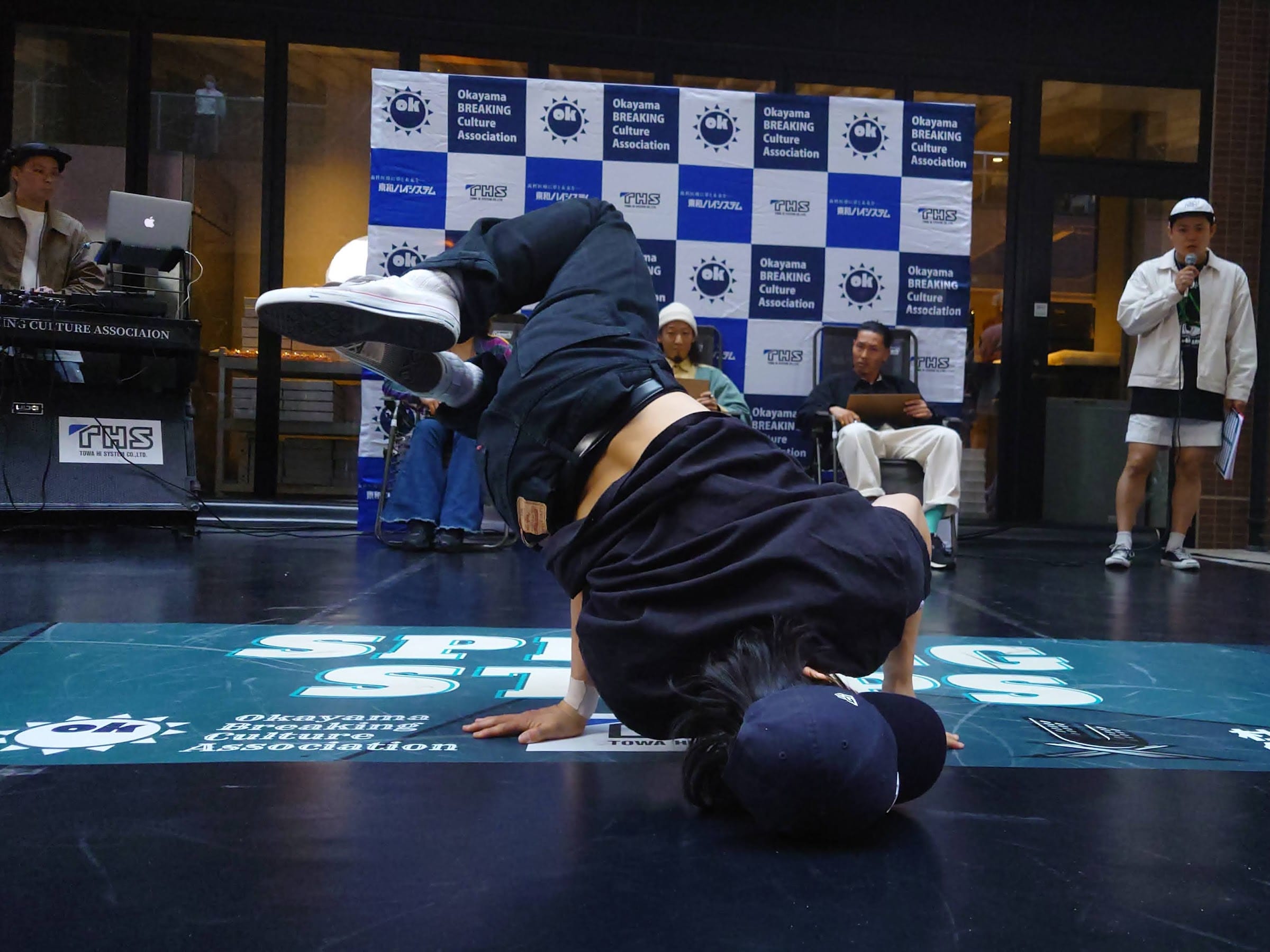 ヘッドホールドで静止する b-boy