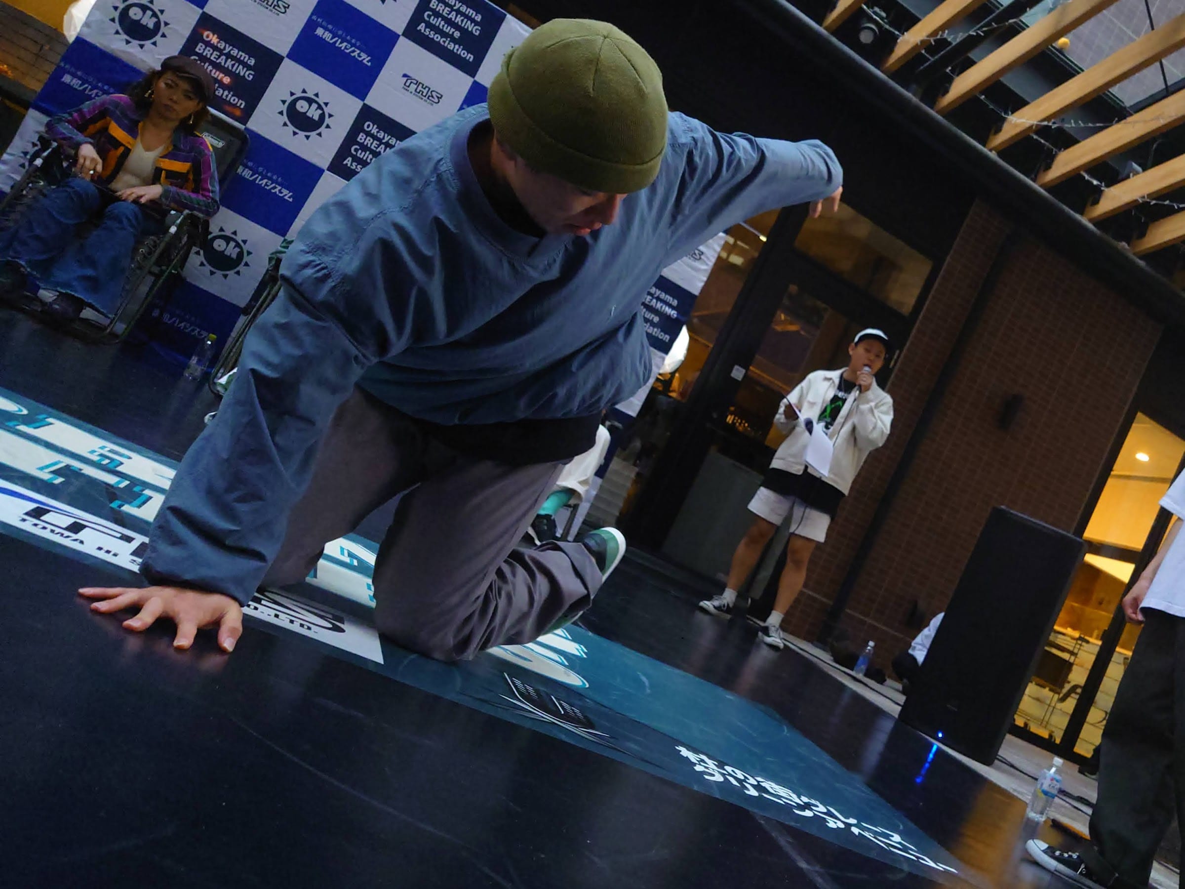 片手フリーズで静止する b-boy
