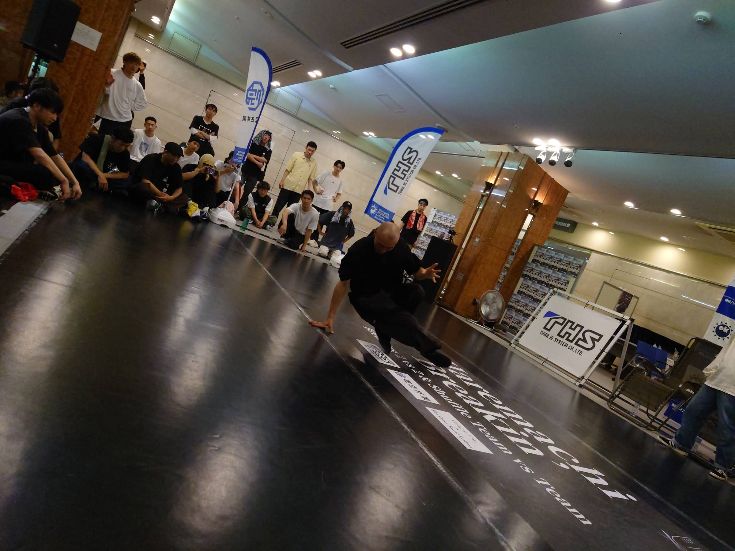 東和ハイシステムのフラッグの前で踊るダンサーと観客