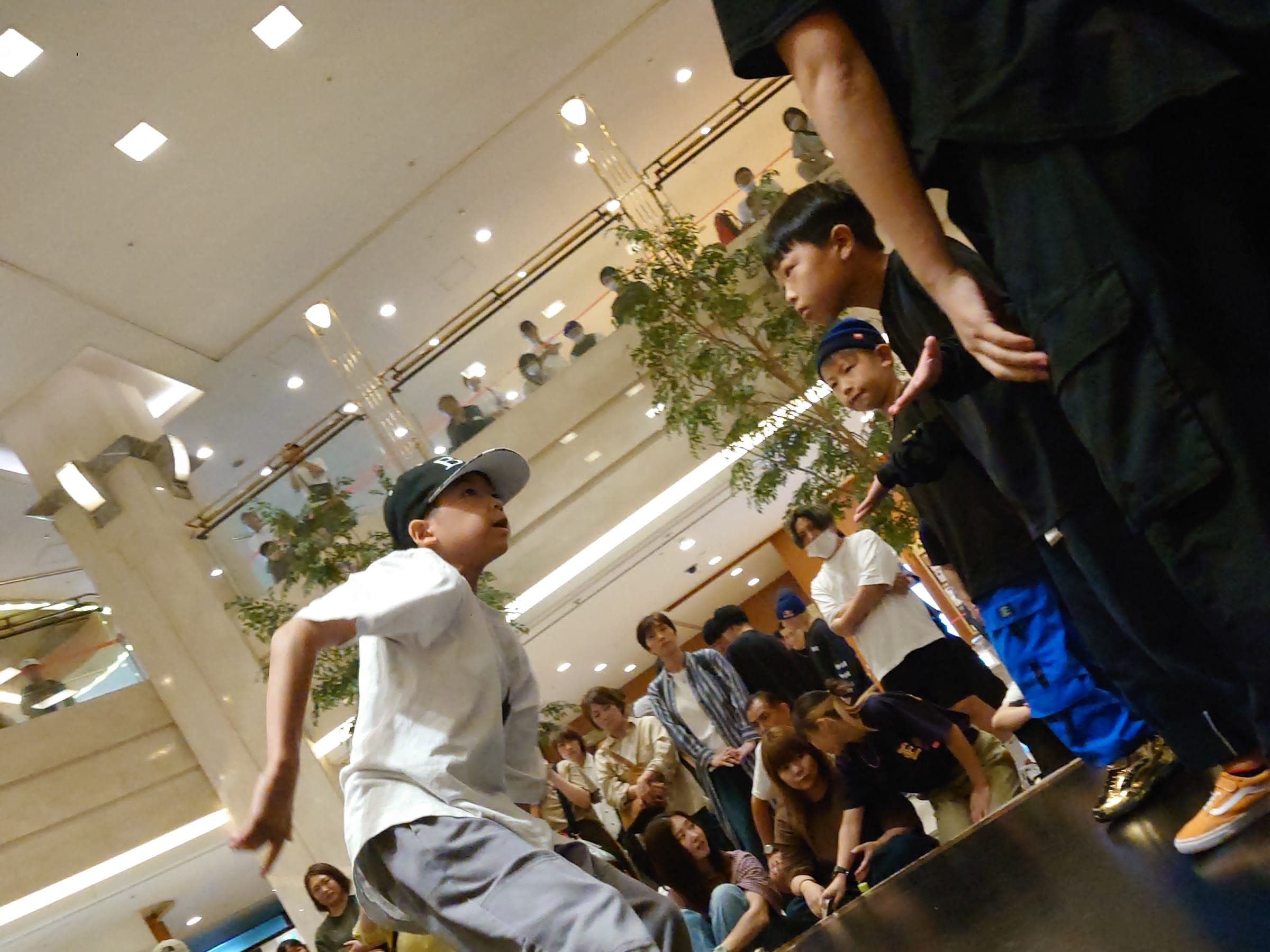 ホテルロビー中央で展開される 3on3 バトル