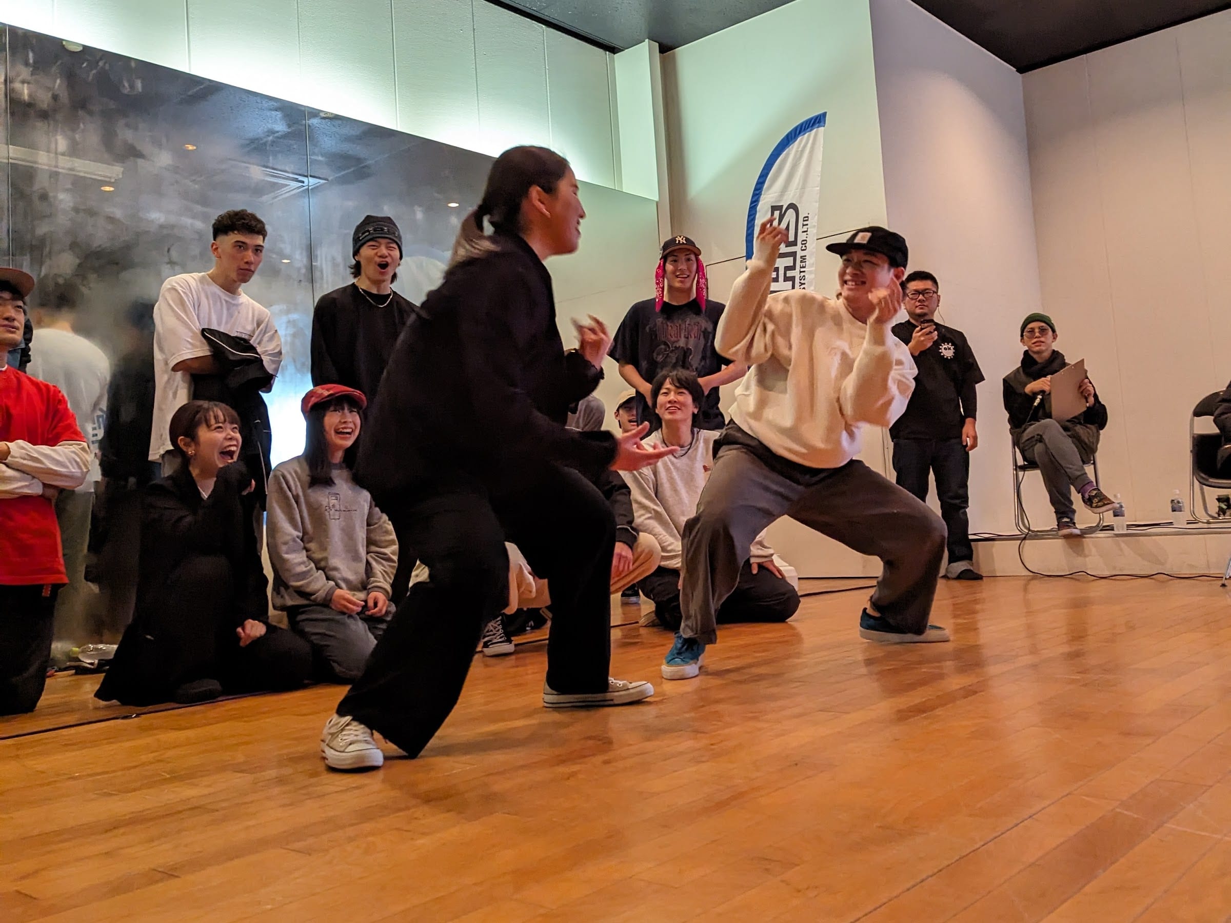 審査席側から見たフロアのダンサー