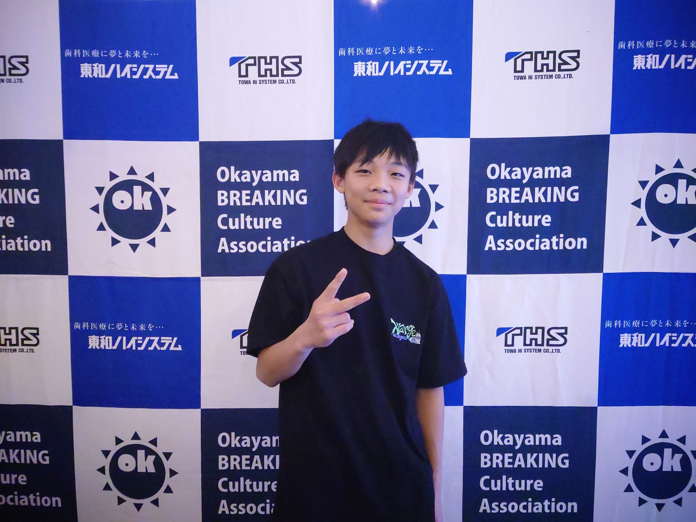 U15 賞金ボード前で佇む優勝者