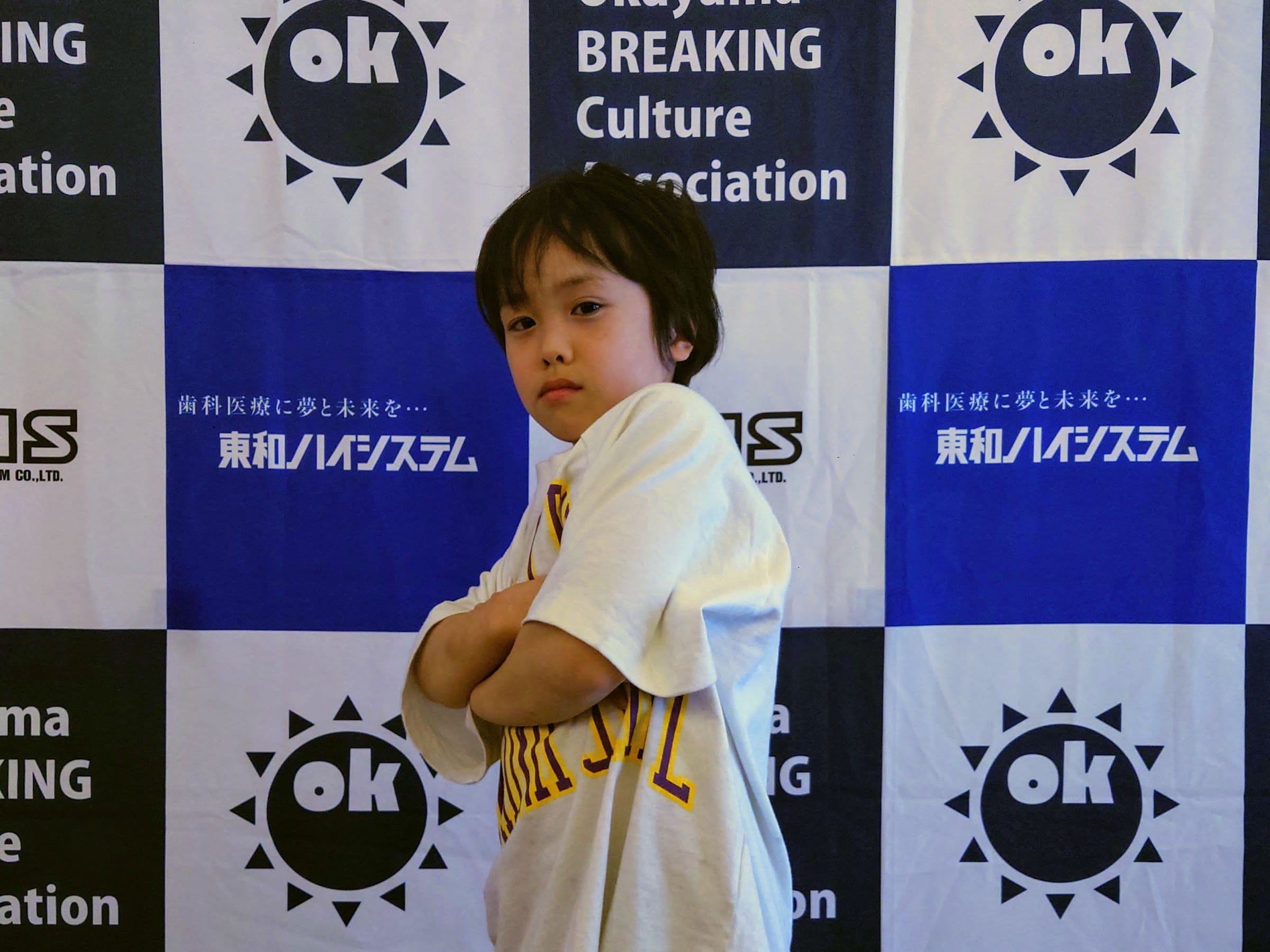 OK BREAK バナー前で並ぶ大学対抗クルー