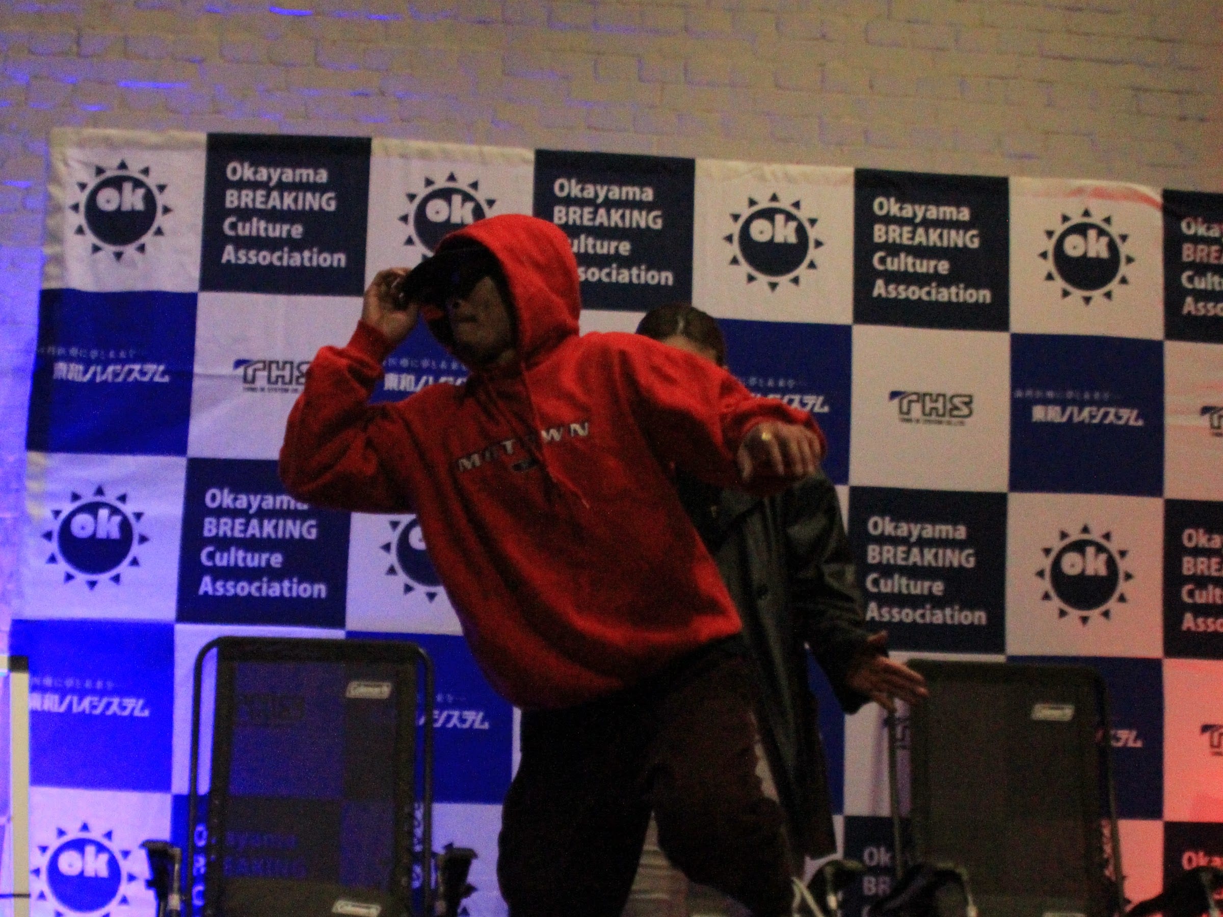 OK Breaking Culture Association のバックドロップ前に立つダンサー