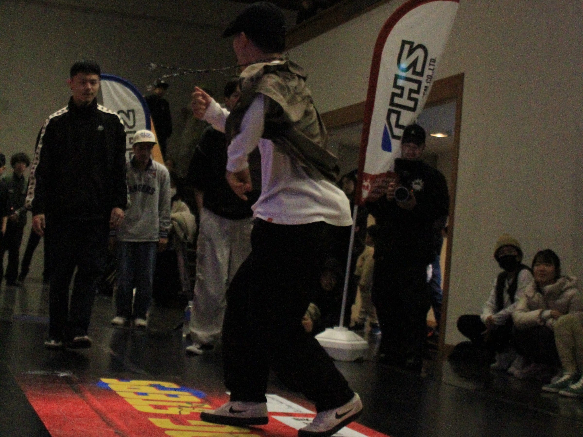 フロアロゴの上で踊る Freestyle ダンサー