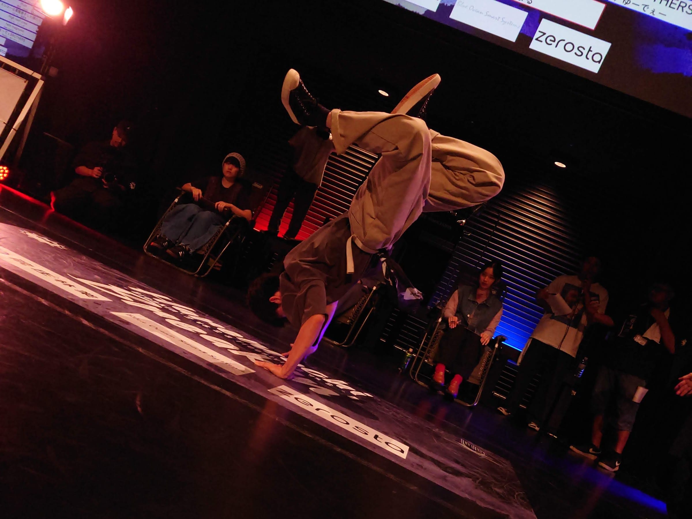 院庄林業 の協賛バナー前で踊る bboy