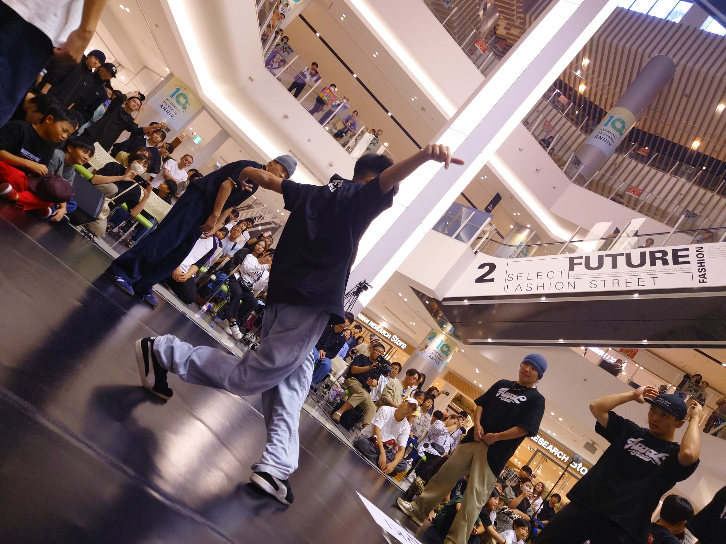 FUTURE STREET の看板の下で技を繰り出すダンサー