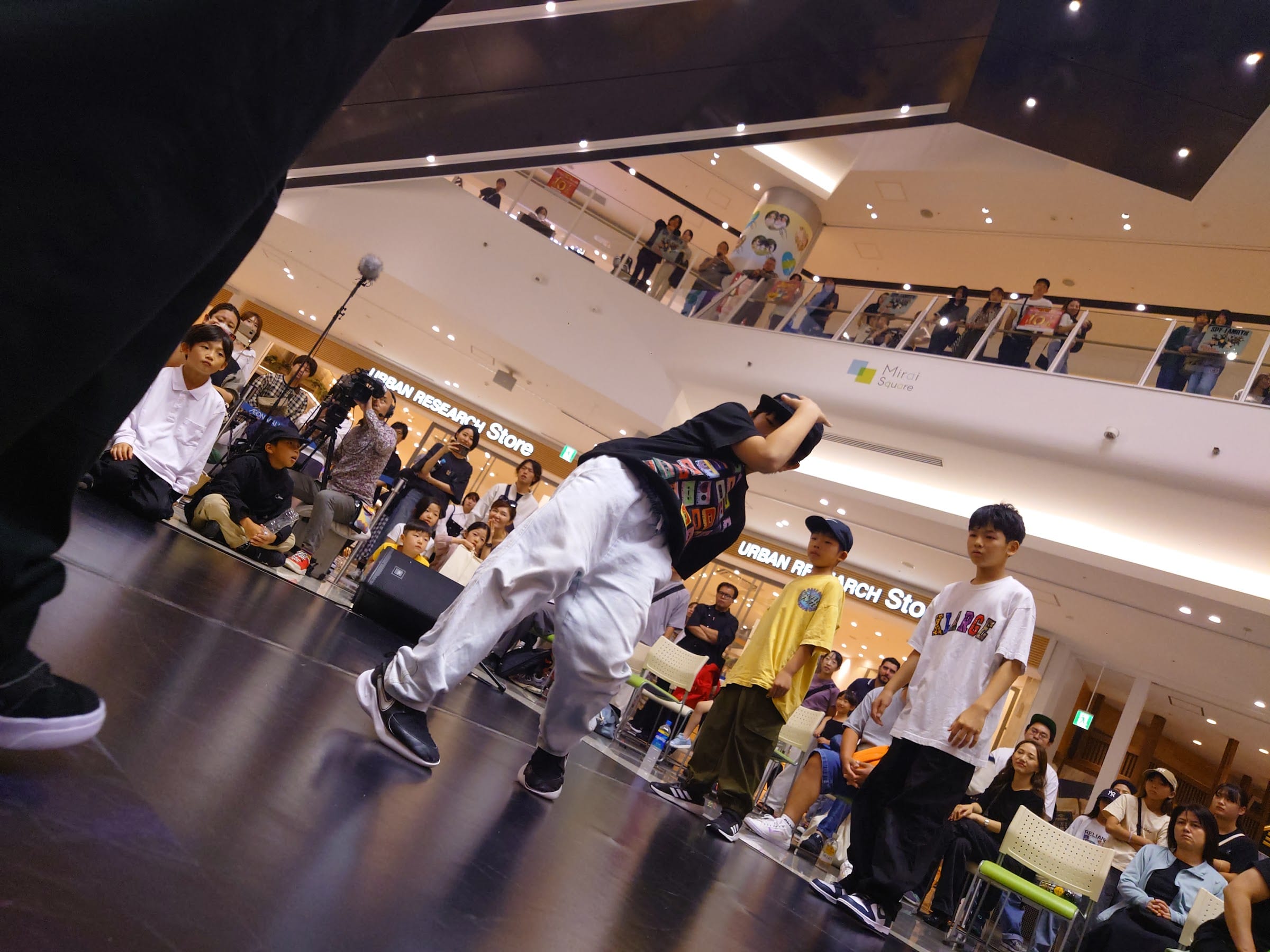 3vs3 で動きを合わせる二人のダンサー