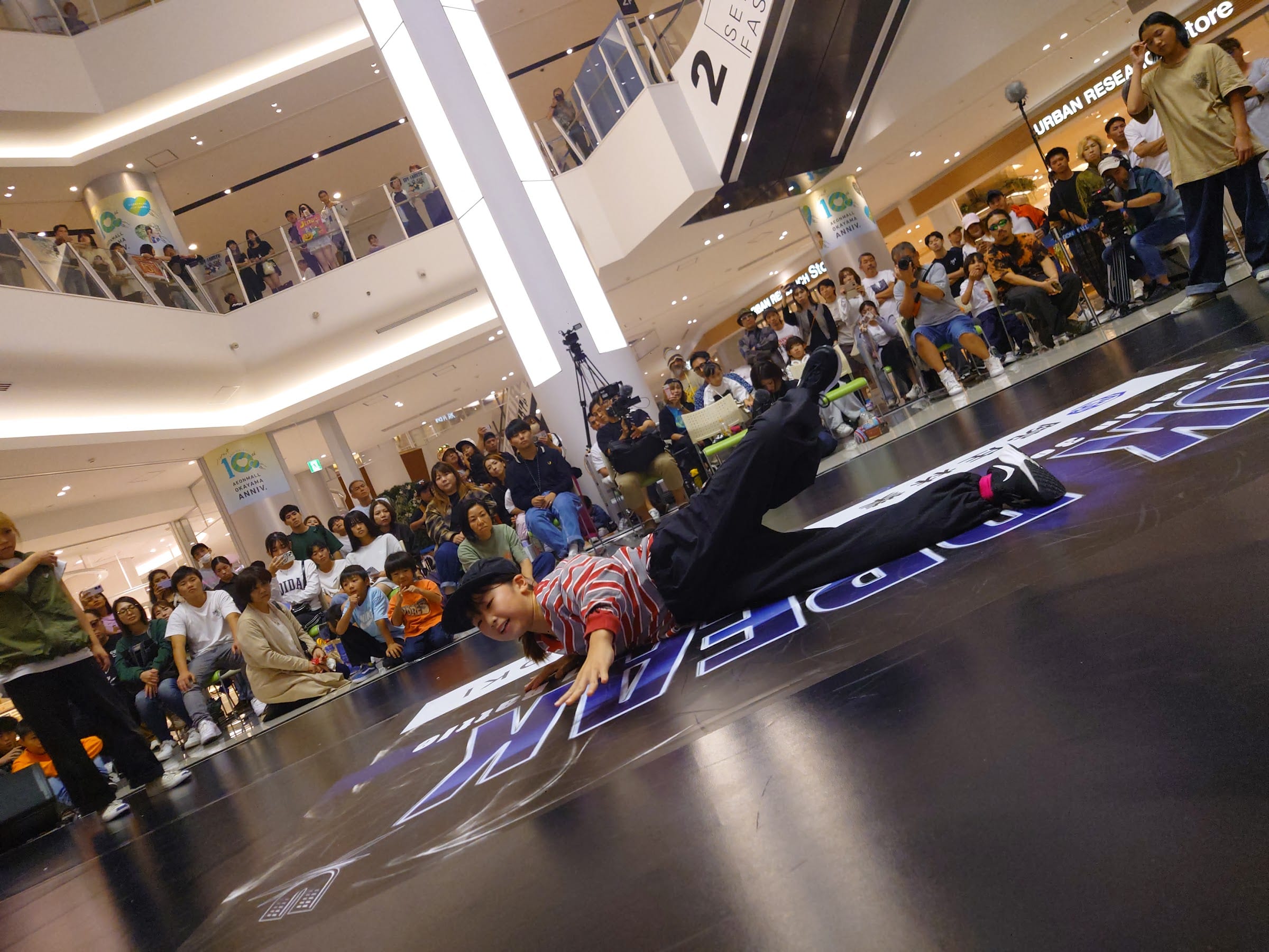 OK BREAK ロゴが敷かれたフロア全景
