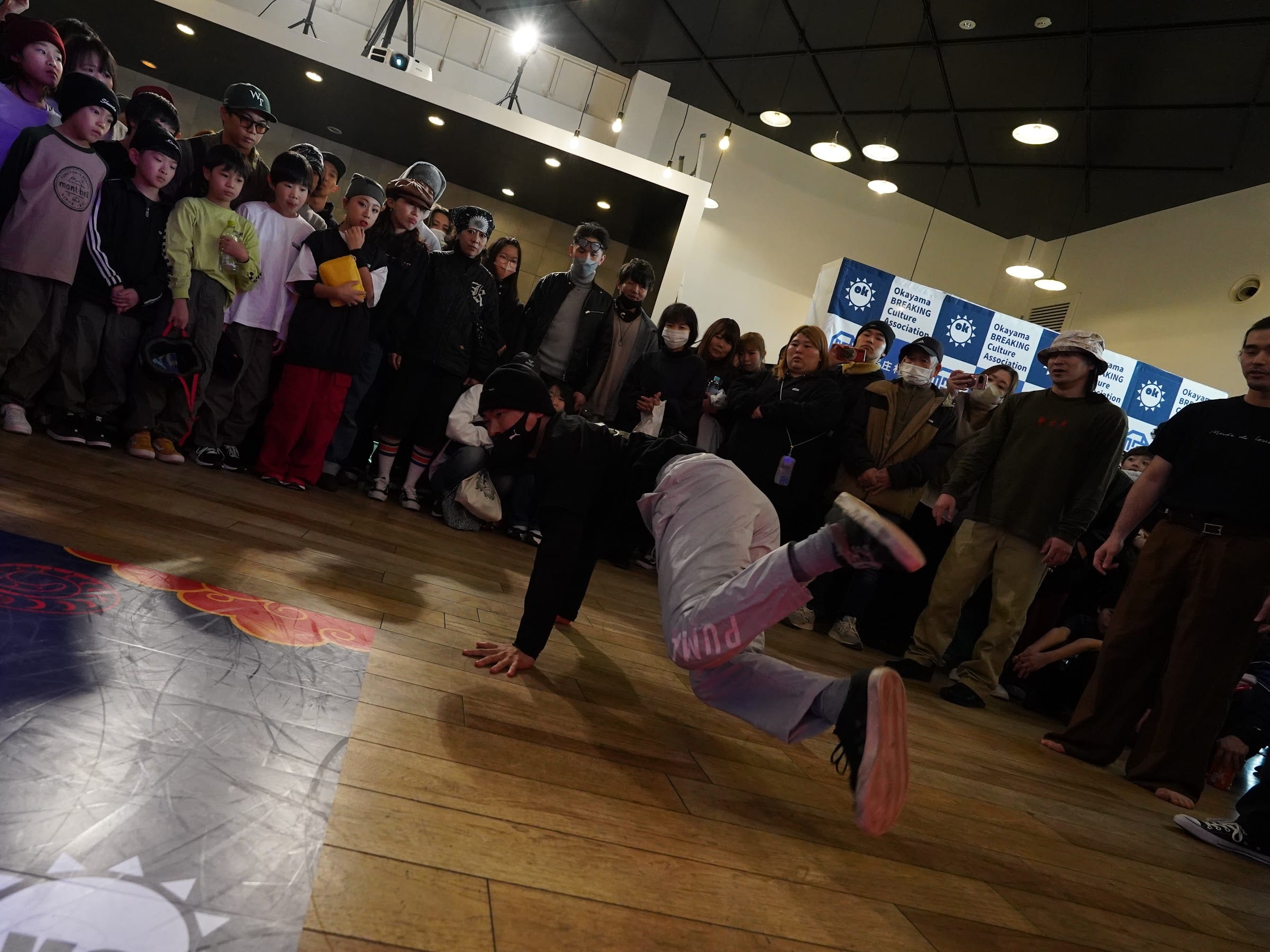 審査席の前で踊るソロダンサー