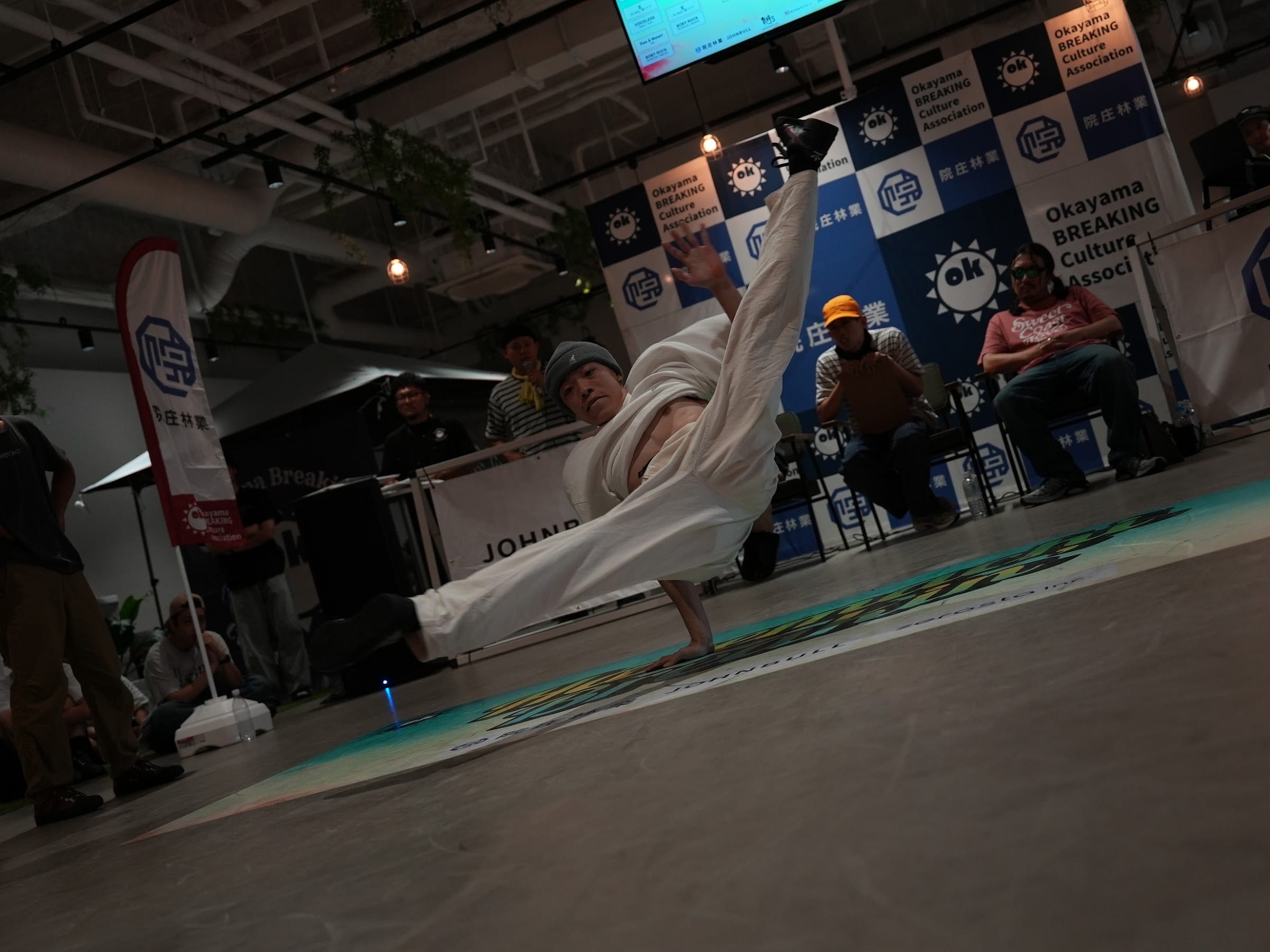 Dancer in a low freeze on the Haremachi floor