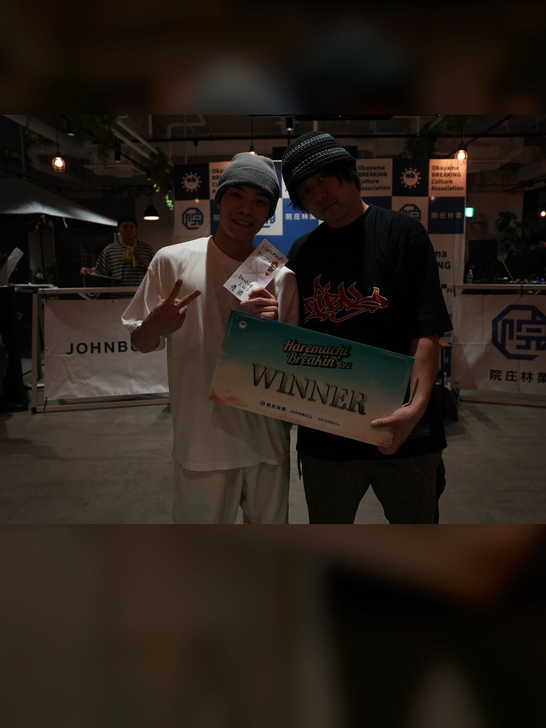 zomi & Roman holding the WINNER board after the Breaking 2v2 final