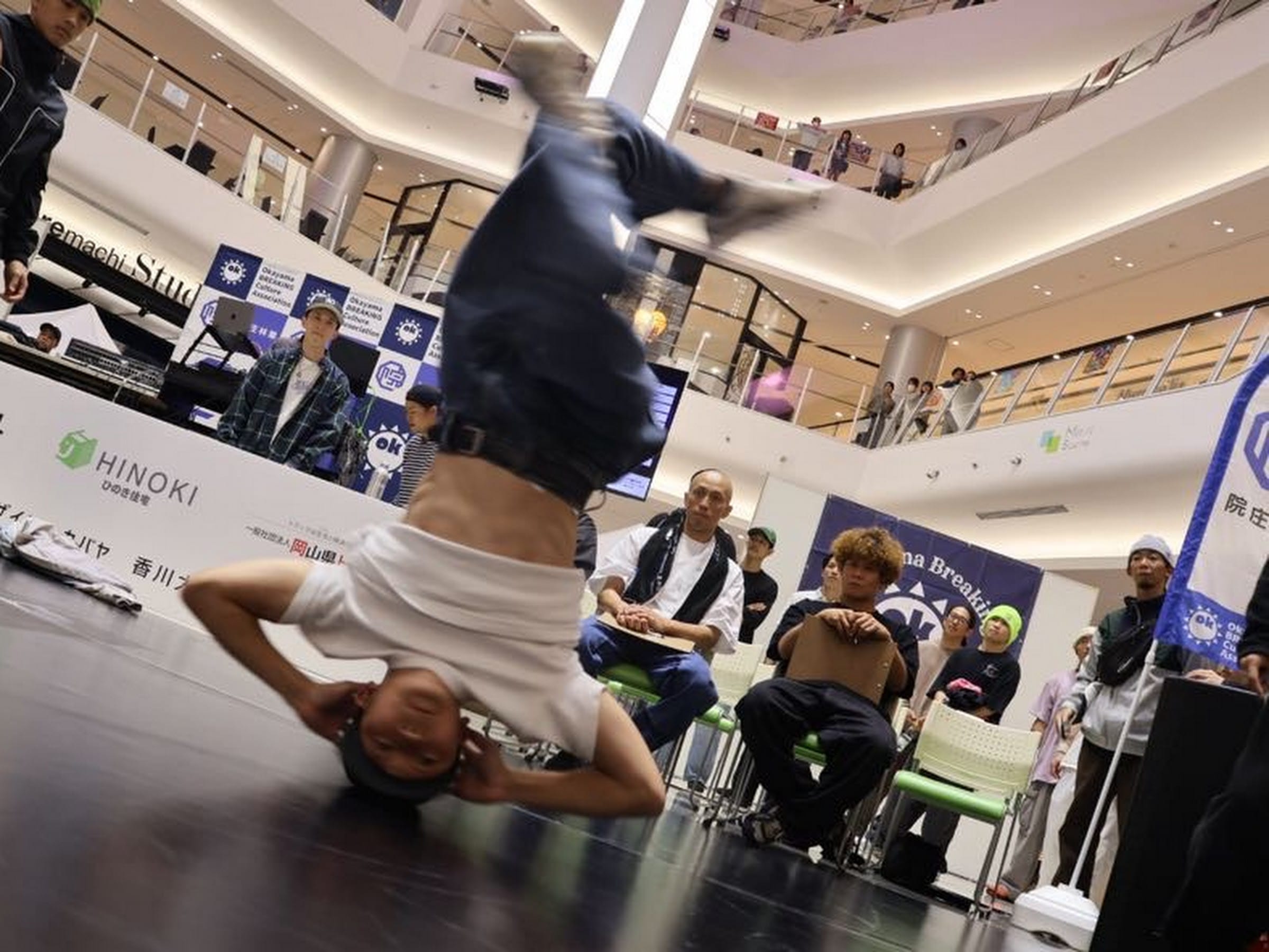 床に手をついた B-Girl のフリーズと観客