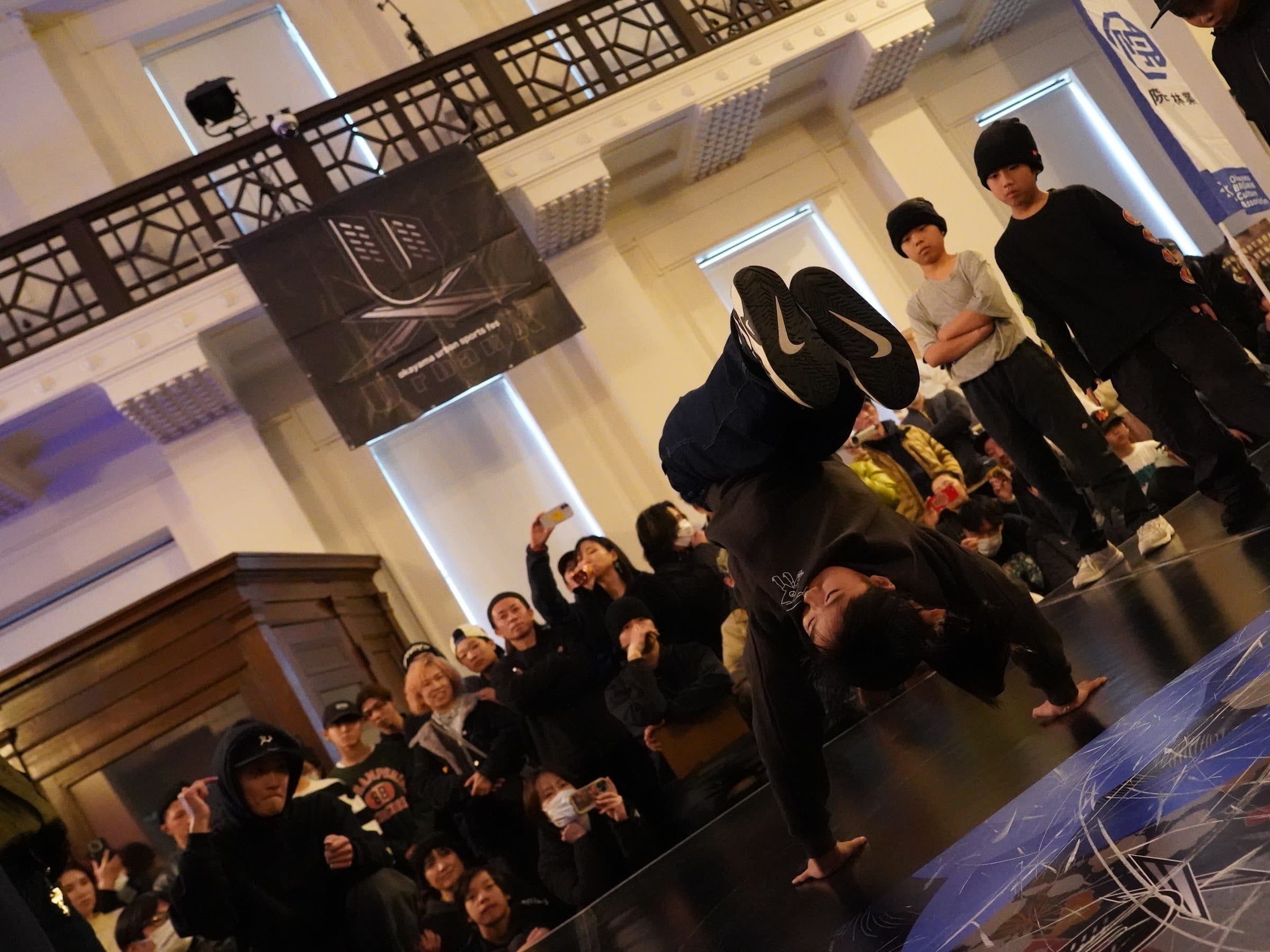 ルネスホールの吹き抜けで観客に囲まれて踊るダンサー